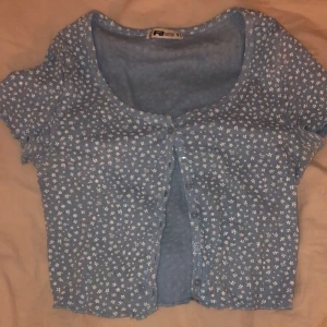 Supersöt topp - En jättegullig tröja från new yorker, använder den inte så mycket längre. Storlek s men passar även xs och m beroende på hur man vill att den ska sitta💓