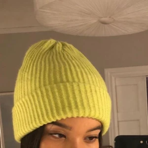 Mössa - Säljer en så skön mössa fån zara, endast använd ett fåtal gånger. I neongrön🐉