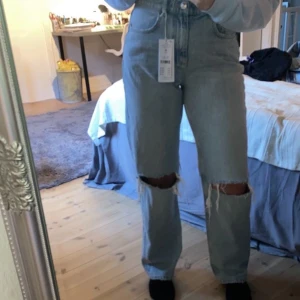 90s highwaist jeans stl 38 - Säljer mina helt nya Gina Tricot 90s highwaist jeans i storlek 38 och färgen Lt blue destroy!! Lappen är kvar. Super fina och den absoluta perfekta passformen på mig som är 160. Ordinarie pris 600kr. Skriv privat för fler bilder!! Högsta bud: 550kr