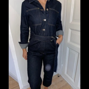 Jeans-byxdress från NA-KD  - Säljer min oanvända jeans-byxdress från NA-KD i storlek 36! Normal i storlek och superfin passform! 👖 köparen står för frakt. 