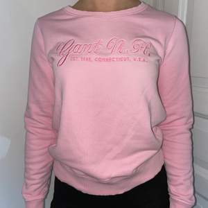 Fin rosa Gant tröja i fint skick!!💕 Storlek XS! Normal i storlek! Köparen står för frakt. 👚