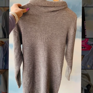 Stickad klänning - Köpt på Plick men tyvärr förliten. Enbart testad. Den är stretchig och inte genomskinlig. Använde en neonrosa bh på sista bilden och därför synd den igenom.