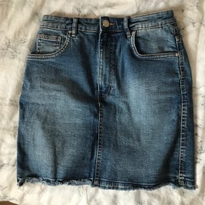 Jeanskjol från zara - Jeanskjol från zara i storlek S. Stretchig och skön i materialet. Använd en del men fortfarande fint skick. 