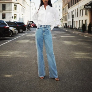 Zara jeans - Skitsnygga eftertraktade zara jeans. Säljer likadana jeans som på bilden. Är lite för långa för mig som är 163 och därför säljer jag dom, annars sitter det jättebra. Använda 2 gånger, så det är i nyskick💕💕