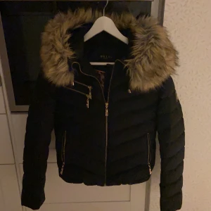 Hollies jacka  - Säljer min sjukt sköna och fina hollies jacka, helt rökfri👍🏼gulddetaljer (äkta) 
