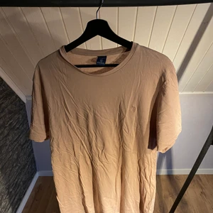 Grisrosa t-shirt - Använd en gång på en fest. 