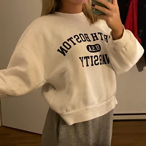 Vintage Sweatshirt - ”Vintage sweatshirt” som egentligen är från Gina tricot. Väldigt mjuk och skön, och är oversized i modellen! Frakt tillkommer med 40 kr