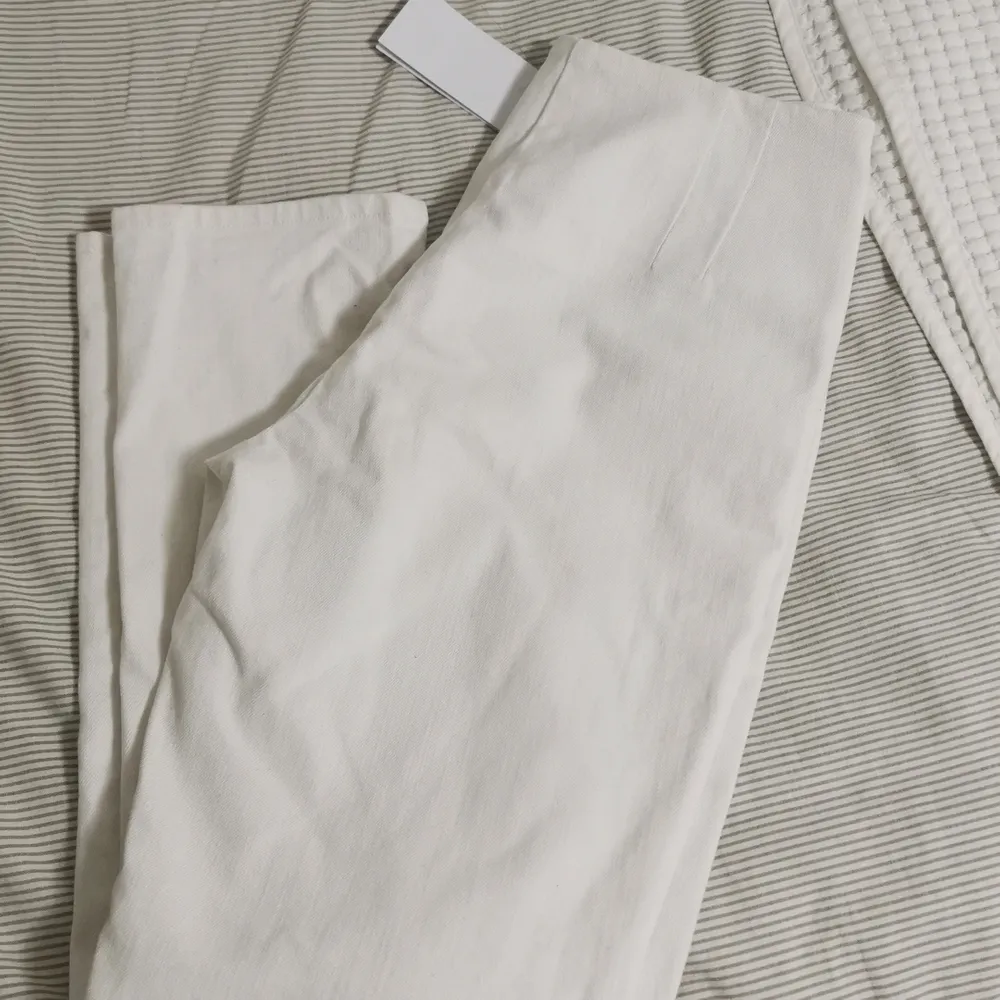 jättesnygga vita högmidjade wera jeans, helt nya med tags! finfina detaljer och snygg passform 🤗💖 Skulle säga att dom passar S-m. ord pris 699 kr!. Jeans & Byxor.