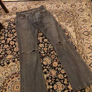 Äkta #Levis jeans som är ljusblåa. Inga slitningar eller håll någonstans. Modell 555 och strl 28/34, vilken motsvarar S eller 36, 38. Anledning till försäljning är pga dom har blivit för små. 