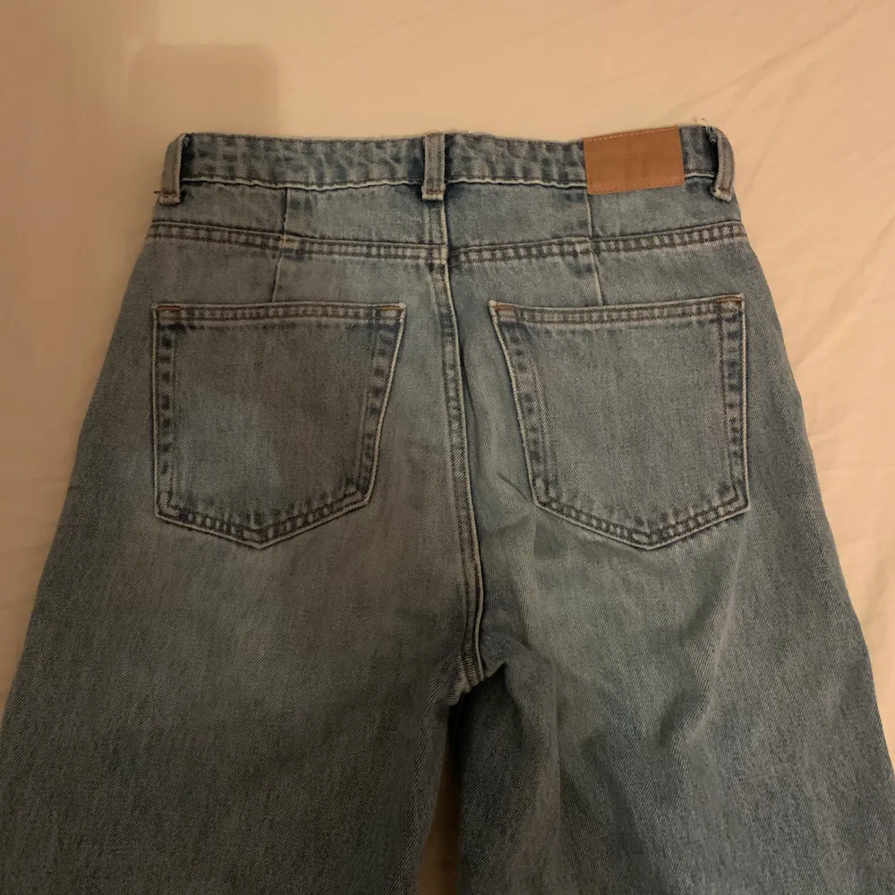säljer mina populära vida jeans från weekday i modellen ace, då de inte längre kommer till användning. storlek 27/30 i färgen san fran blue, nypris 500kr. använda men i fint skick! billig frakt tillkommer🙈. Jeans & Byxor.