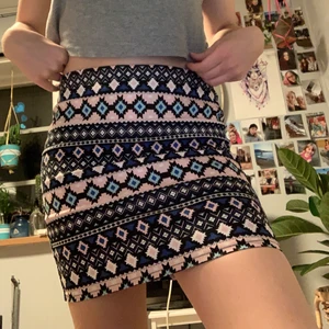 Mönstrad kjol - En mönstrad kort kjol i ett jeans-aktigt material. Den är i superfint skick och nästan aldrig använd. Det står 36 men det går super att ha den om man är 34☺️. OBS!!! Köparen står för frakten!!💕