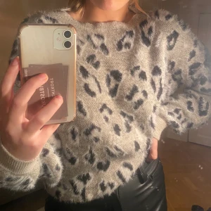 Leopard sweatshirt - En jättesnygg tjocktröja som är perfekt nu till höst/vinter då den är jätteskön och varm. Helt oanvänd. Storlek 10 som motsvarar S. Kan dock bäras av allt från XS-L