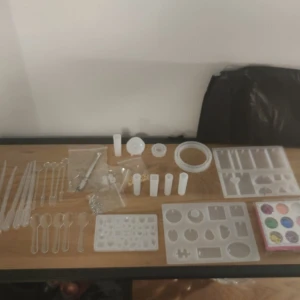 Nytt kit för resin / gips / smycken  - Massa grejer för dig som gillar att göra smycken eller annat av resin epoxy silikon eller liknande! Följer med massor av former, som alla är av silikon, små skedar och pippetter, krokar och en liten handborr och glitter. Skickas i smidig tygpåse :) 