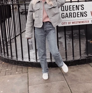 Jacka - Intressekoll på denna fina jacka!!! Varm och väldigt snygg! Nästan som ny! Jätte fräsch och inga defekter/fläckar alls!!! 💕💕💕💕 Ni kan antingen lägga ett bud privat eller i kommentarena! Kan fraktas (köparen står för det) annars kan jag mötas upp i sthlms området!