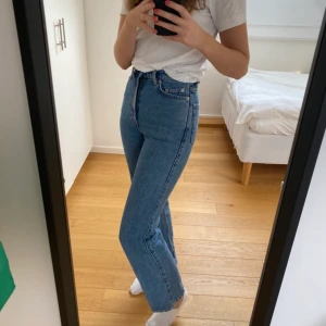 Weekday jeans - Säljer dessa weekday jeans i modellen rowe som tyvärr är för korta för mig. Passformen är riktigt snygg! De är andvända ett fåtal gånger och är därför i ett mycket bra skick. Säljer dem för 199 kr + frakt.💞