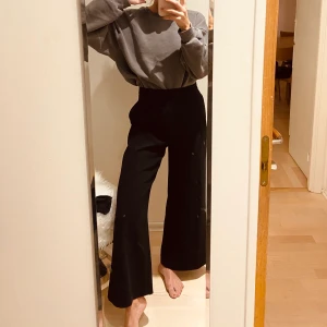 Filippa K kostymbyxa - Svart kostymbyxa från Filippa K i strl 34. Inga defekter, som nya! Passar dig som är mellan 158-165 lång! Nypris: 1999kr. Mitt pris: 400 (kan skickas för 60kr frakt, eller hämtas upp i Lund!) 