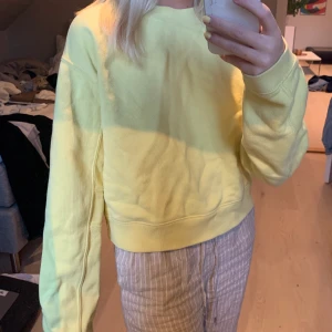 sweatshirt - superskön sweatshirt i en härlig gul färg med detaljsömmar vid ärmarna. storlek xs men passar upp till m. bra kvalite!! köpare står för frakt 💕💕💕