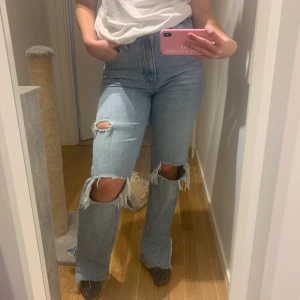 Slutsålda Zara jeans - Säljer dessa Zara jeans som inte finns längre. De har slits längst ner och är avklippta men passar något som är kortare än eller är ca 170cm. Buda från 400kr eller köp direkt för 500kr buda gärna i kommentarerna 