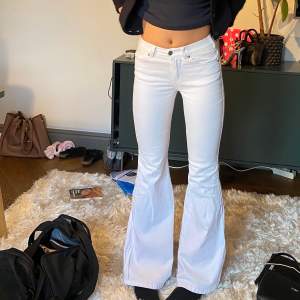 Vita ascoola bootcut jeans från Dr denim, köpta på salt, nypris 500 kr! Lite stretshigare material och inte genomskynligt! De är i storlek xs men jag kan vanligen inte ha xs och dessa passar bra, är 170 cm