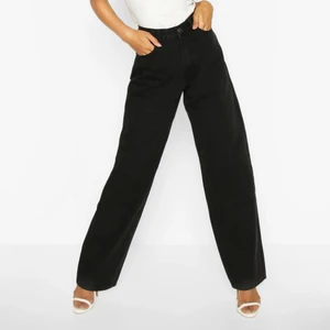 Boyfriend jeans från boohoo strl 38 - Boyfriend jeans från boohoo i strl 38. Klippt upp benen så de ska passa min längd (162cm) men de passar även upp till 170cm. Bra skick. Första till kvarn. (Lånad bild) Köparen står för frakten om den inte är möjligt att mötas upp. Nypris 600kr