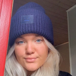 Acne mössa! - Mörkblå acnemössa som jag valt att sälja då jag inte fått användning för den!!💫💫Är som ny och endast använd på denna bilden och vid 1 annat tillfälle!💫💫köpt för 1100kr och säljer för 800kr inklusive frakt💫💫
