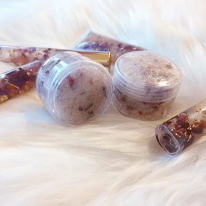 Rosehip lipscrub 🥀 - Rosehip lipscrub med ros blad och doft av vanilj. 30kr/st. Frakt 15kr. De hjälpa att ta bort det döda huden på läpparna och gör de mjukare. De också återfuktar dina läppar. Man ska använda läppbalsam eller läpglans efter användning av lipscruben att hålla din läppar mjuk. 