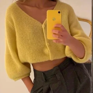 Gul kofta - Säljer denna skit snygga o trendiga kofta ifrån NA-KD!! Den går att styla på många olika sätt🙌🏼 Endast använd ett fåtal gånger!