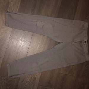 Gabba Kostymbyxor - Gabba kostymbyxor med liten dragkedja nertill, köpta från jeansbolaget för 999kr bra skick.