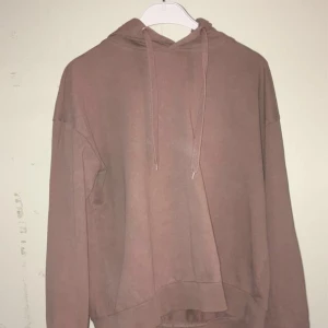 En beige hoddie - En beige hoddie köpt från lager157, köparen står för frakten, allt sak bort❤️
