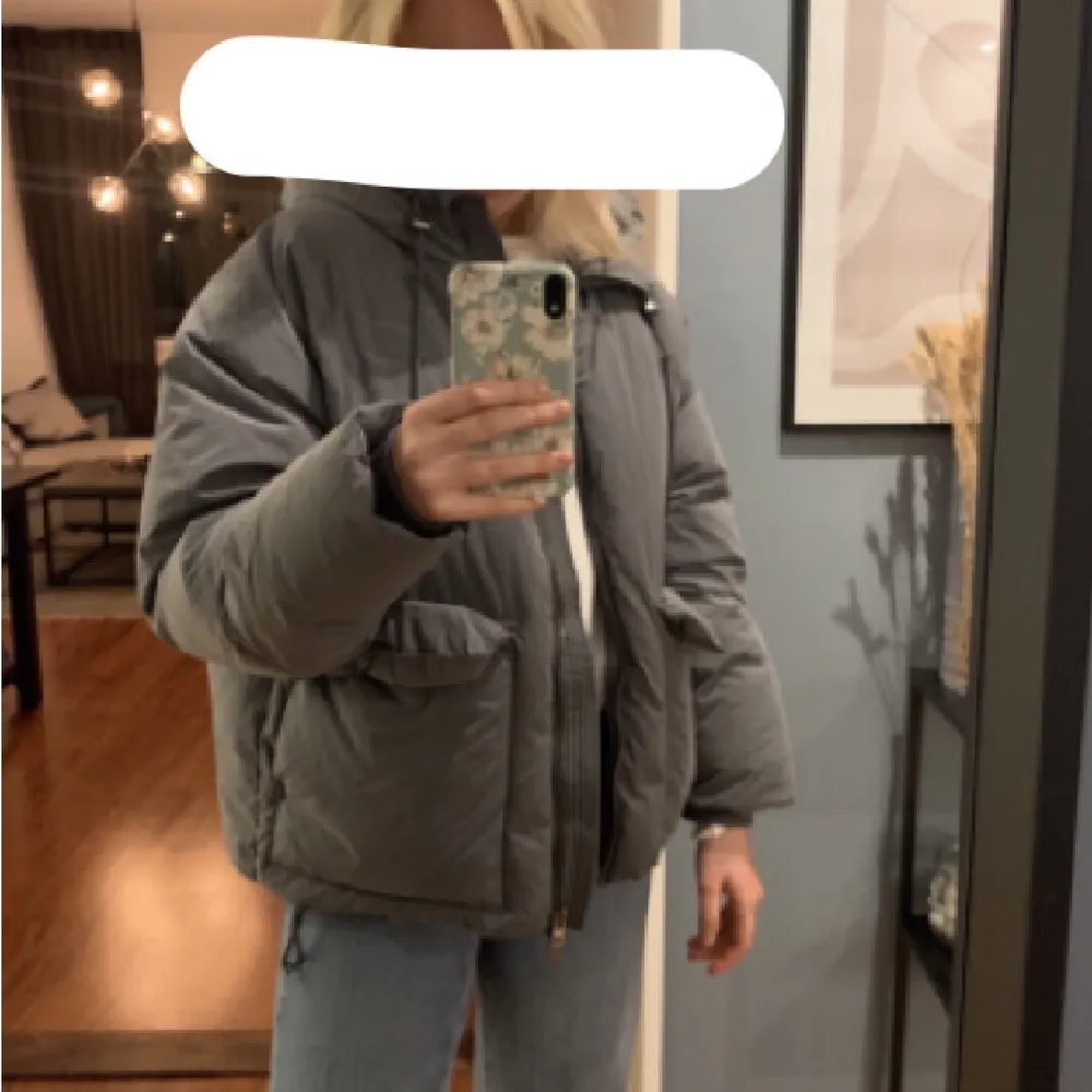 Säljer min trendiga dunjacka som tyvärr inte passade, därför oanvänd. Älskar oversized passformen och gråfärgen! Säljer för 800kr inkl frakt, originalpris 999kr💕 (obs sista bild lånad). Skriv för mer info;). Jackor.