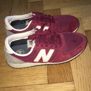 NEW BALANCE / storlek 37 - Vinröda skor. Sparsamt använda storlek 37. Säljes då jag inte använder dom. Köparen står för frakt. 250 riksdaler tack! Pris kan diskuteras 