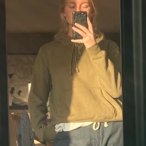 Hoddie - Snygg mörkgrön hoodie som ej kommer till använding. Frakt tillkommer🍁🍁