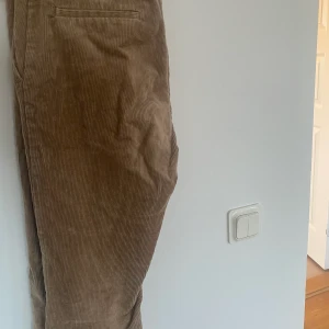 Manchesterbyxor  - Säljer mina fina bruna manchesterbyxor från Lindex! De är helt felfria och hur sköna som helst! Benen är raka alltså lite mer loose fit. Storlek 38 men skulle säga att de är lite mindre om man vill ha dom mer loose, mer som 36! Säljer för 150kr+frakt