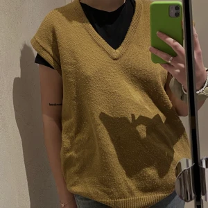 Stickad väst - Skön och fin stickad väst som tyvär aldrig kommit till användning🥰 den är rätt stor, men går att vikas upp👍🏻 priset kan diskuteras💫