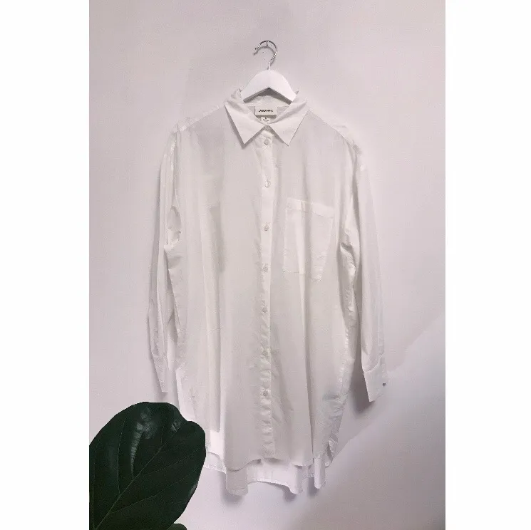 Oversized white Monki shirt (can be worn as a dress) in size Medium, never worn, so in perfect condition.. Blusar.