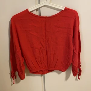 Mörk rosa - En jätte fin tröja med slitningar vid armen, jätte fin man kan klä upp och ner den. 