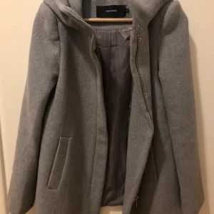 VERO MODA LJUSGRÅ KAPPA/ JACKA STRL XS - OPS Bilden från vero modas webbsida är på exakt samma kappa men en annan färg  Strl xs/34 men passar även 36  Nypris 899kr!  Knappt använd! Skriv för fler o bättre bilder