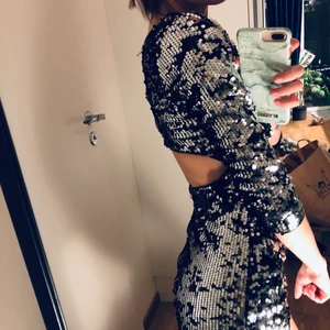 Paljett nyårsklänning  - Perfekta nyårsklänningen!! Endast använd 1 gång, bra skick. Finns inga ”hål” med plajetter utan alla sitter kvar. 