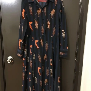 Monki leopard strl XS - MONKI leopard striped shirt dress. Storlek XS. Använd 1 gång inomhus.