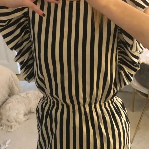 Klänning - Jätte härligt matrial💜💜 köpt på nk för ca 2årsen ,anv ca 3ggr💜💜