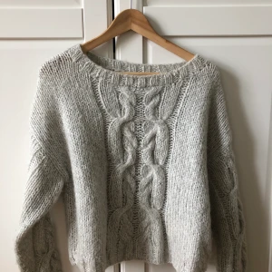 Stickad tröja - Stickad tröja från H&M i storlek M, men skulle säga att det är en S. 