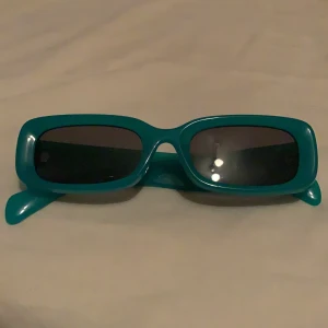 solglasögon - jättecoola solglasögon från weekday, typ turkosa! använda ett par gånger men alldeles för sällan för att sparas på. 200 kr nypris, billig frakt tillkommer! budgivning pågår, högsta bud 110kr. avslutas 19:00 ikväll (2 november)💞💞💞