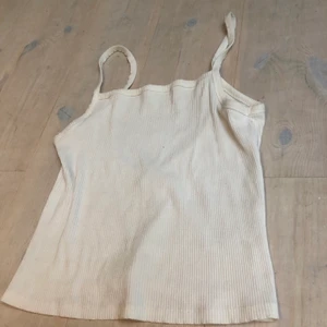 Linne som är var i ryggen! - Ett jättefint somrigt linne som blir väldigt snygg i ryggen!