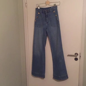  - Supersnygga höga utsvängda jeansbyxor i stretch från HM. Aldrig använda. 

Frakt 55kr.