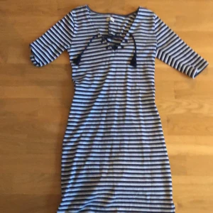 snörd klänning - ribbstickad miniklänning i marinblått och vitt med snörning på bröstet och trekvartsärmar