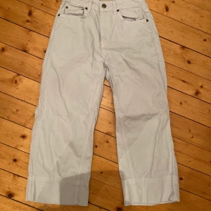 Ljusblåa jeans  - Märke - Topshop.                                               Storlek - W 26 L 30.                                             Inga hål eller fläckar.                                           Kan mötas upp i Malmö.                                         Köparen betalar frakt 🚚 🌝