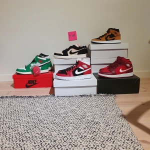 AIR JORDANS - Jordan 1 Mid GS "Red Quilt" ▪︎ Helt Nya ▪︎Size: EU 38 ▪︎1500 Kr.                                                                    Jordan 1 Low "Guava/Ice/Sail" ▪︎Helt Nya  ▪︎ EU 42 och 42.5 ▪︎1350 Kr st.                                             Jordan 1 Mid "Desert Ochre"  ▪︎Helt Nya ▪︎EU 36 och 38 x2 ▪︎1350 Kr st                                          Jordan 1 Mid "Gym/Red/White/Black" ▪︎Helt Nya ▪︎EU 39 x2 ▪︎ 1550 kr st  Kvitto finns💫 Refs finns💫