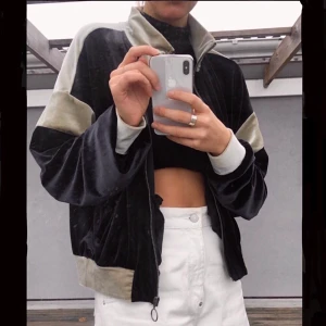 Streatwear kofta - Säljer en as cool kofta i snygga retro färger och i sammet material! Älskar denna väldigt mycket men nu är det dags att föra vidare denna till någon annan, så den kommer mer till användning! 