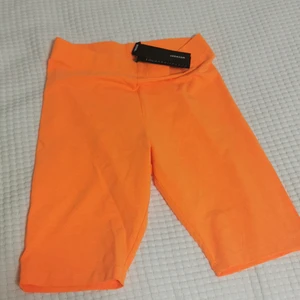 cykelbyxor  - helt nya neon orangea cykel byxor från weekday, ord pris 200, säljer för halva priset 🤗