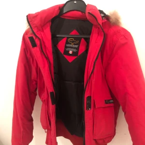 Canada goose jacka💕 - Säljer min supercoola canada goose puffjacka💕 Den är använd tre säsonger och därav lite sliten men i helt okej skick💕 Den är köpt för 8000kr och jag säljer den för 1200 så står jag inte för frakten💕💕